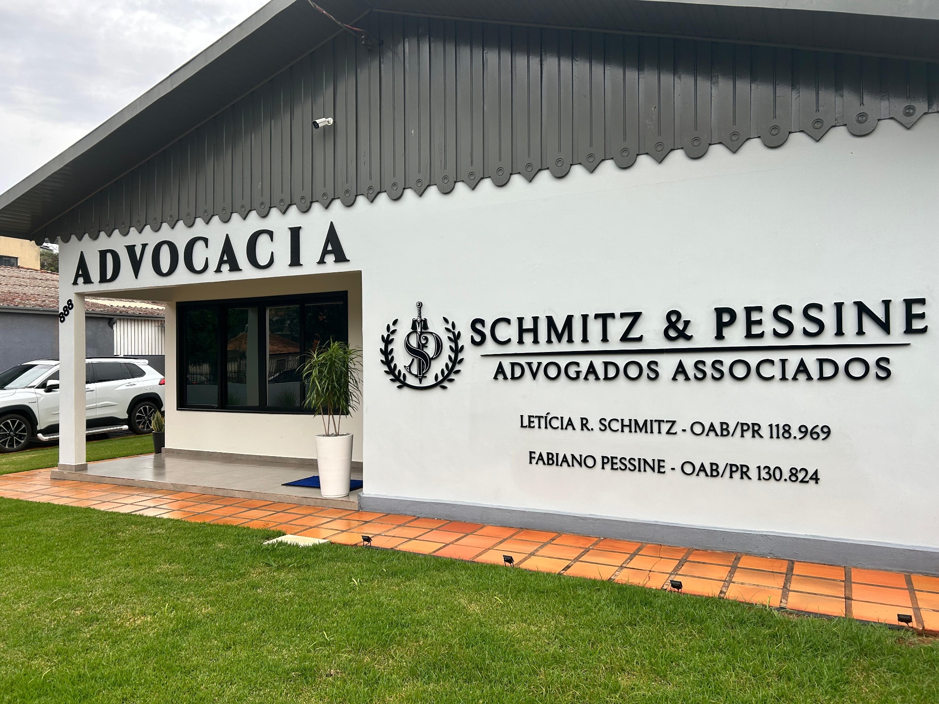 Fachada do escritório Schmitz & Pessine na Rua Espírito Santo, Marechal Cândido Rondon/PR